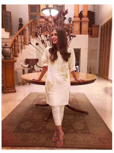 iqra aziz in short dress Iqra aziz saree look